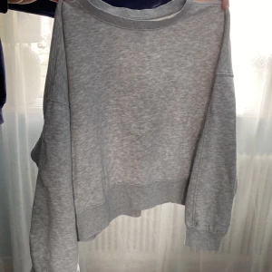 Grå sweatshirt  - Använd
