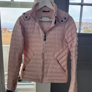 Sail Racing jacka - Nästintill osnvänd Sail Racing jacka i en jättefin rosa färg nu till våren! Nypris 2500kr.