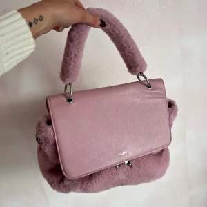 Rosa fuskpälsväska - Väldigt rymlig handväska i bra skick