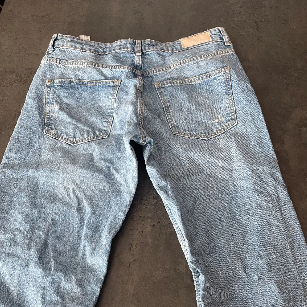 Fina mid waist jeans från zara, använd få gånger . Jeans & Byxor.