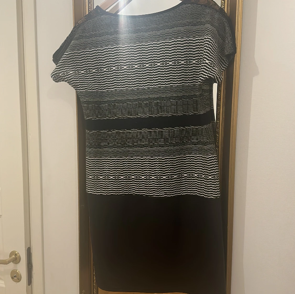 Klänning med nyans med grått, svart och fint med fakeläder nederst - 91