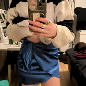 Satin kjol - Säljer denna satinkjol från H&M då den inte alls kommit till användning. Endast testad med prislappen kvar i storlek xs💕