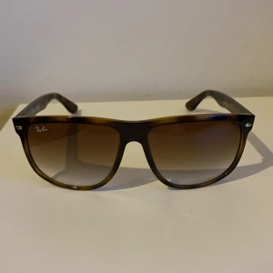 Ray-ban Boyfriend - Säljer nu dessa eftertraktade och trendiga Ray-ban i modellen Boyfriend. Skicket är perfekt nästan helt orörda. Köpta för 1400kr❌ säljer nu för endast 949kr✅ Hör av dig vid minsta lilla fundering 😄