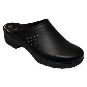 ​TRÄSKOMODELLEN, TOFFEL, TOFFLOR M - Beskrivning  #Träskomodellen" är en klassiskt svensk träsko med en modern touch.   Perfekt present till din mormor och eller morfar  Ovandelen är i svart läder och den finns i dam- och herrmodell.