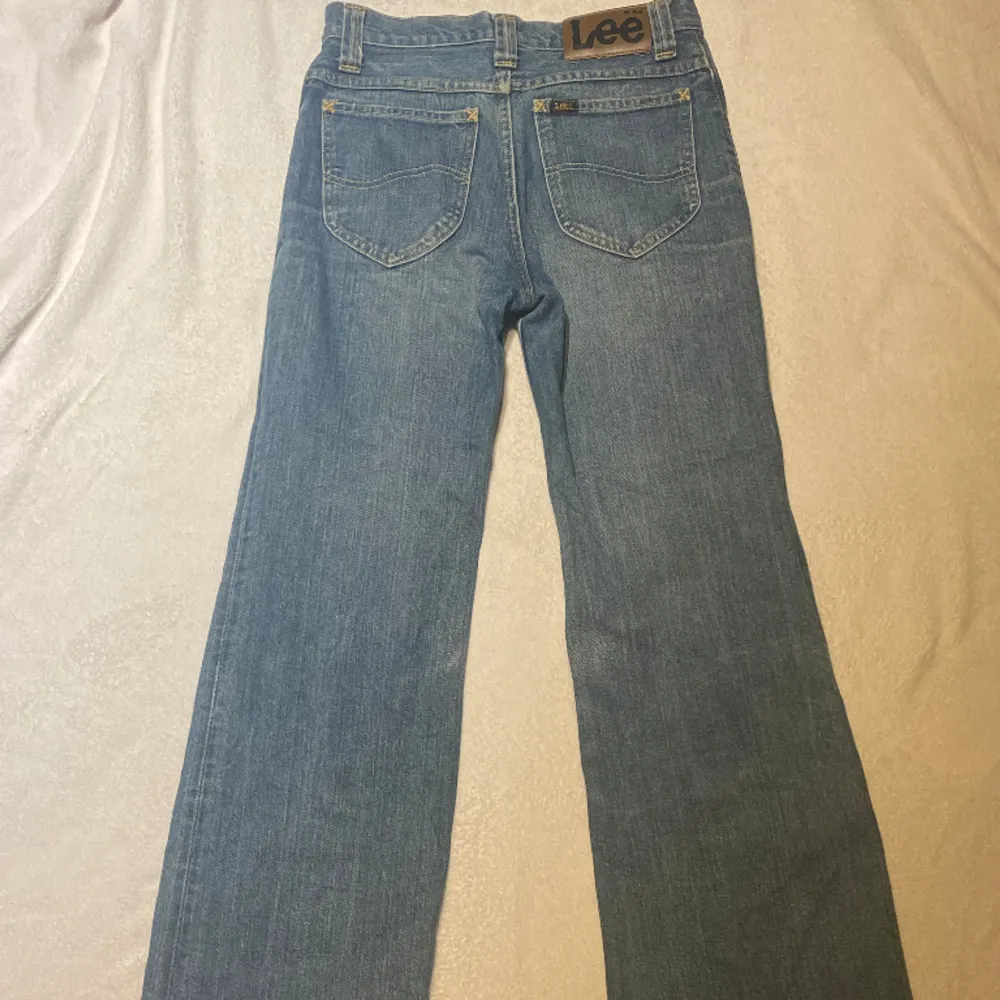 Lee byxor från 70- talet , det står ingen storlek men antar att det är mellan storlek 32/ 34. . Jeans & Byxor.