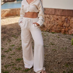 Linnebyxa Nelly begie - Säljer mina nästintill oanvända linnebyxa från Nelly i storlek XS i färgen begie, nypris 399kr.