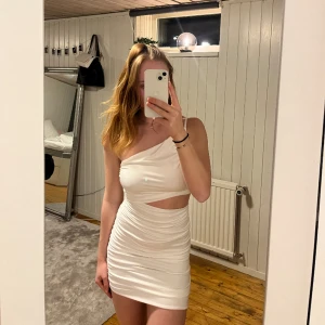 Vit klänning -  Vit klänning med öppning vid sidan. Aldrig använd 