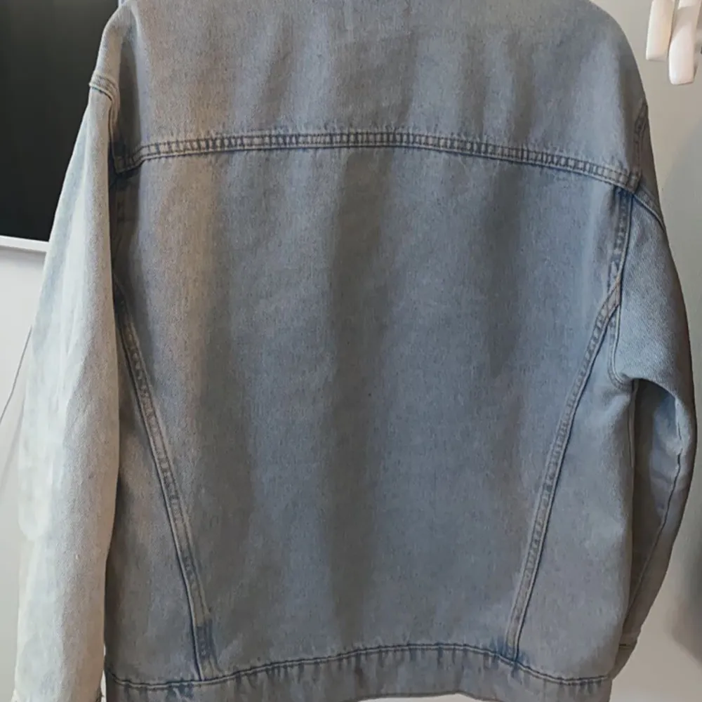 Jättefin jeans jacka perfekt nu till våren Jätte bra skick och köptes på mango för ett år sen.  Köptes för 650 säljer för 250. Jackor.