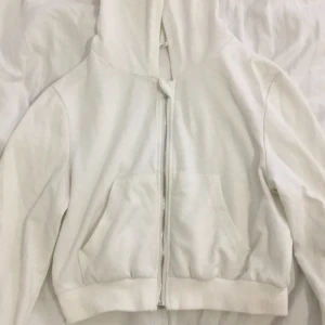 Hoodie - Cropped hoodie som är för liten för mig. Använt 2 gånger, helt som ny. Perfekt till våren. Läs bio före du köper.