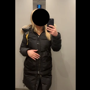 Parajumper Jacka Dam - Säljer min PJ longbear storlek XS svart, passar även S. I super fint skick, använd fåtal gånger denna vinter då den blivit för liten för mig, inga defekter finns på jackan. Skriv om fler bilder önskas 