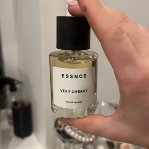 Essnce Very cherry - Parfym från Essnce i doften very cherry, skall vara en dupe på kost cherry från tom Ford. Knappt använd. Luktar väldigt gott!!🍒🍒50 ml