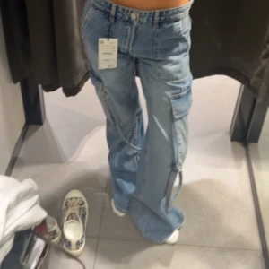 Jeans - As coola jeans med cargo design. Endast provade. Storlek 32 från zara! 