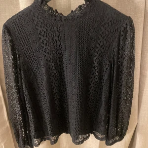 Blus - Långärmad ”spets” blus!