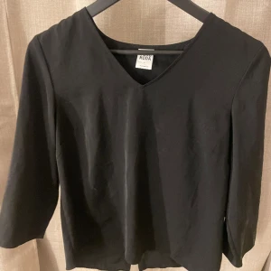 Blus - Blus med öppen rygg 