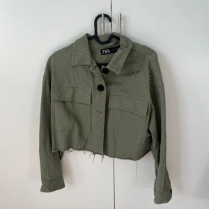 Kort jacka Zara - Storlek XS passar upp till M. Aldrig använd. Finns i Uppsala du betalar för frakten. Pris kan eventuellt diskuteras vid snabb affär. 