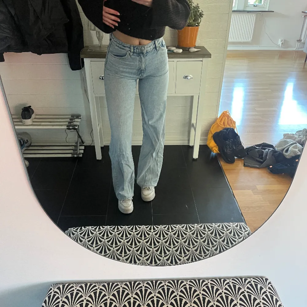 Hej hej! Jag säljer dessa jeans från Monki i storlek 34💕 jätte fint skick, lite skrynkliga på bilden då jag haft de längst ner i garderoben😆 perfekta till våren!. Jeans & Byxor.