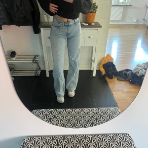 Jeans från monki! - Hej hej! Jag säljer dessa jeans från Monki i storlek 34💕 jätte fint skick, lite skrynkliga på bilden då jag haft de längst ner i garderoben😆 perfekta till våren!