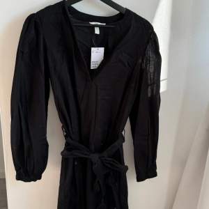 Helt ny svart klänning i ett härligt tunt material 🖤 Taggen kvar 