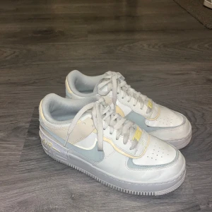 Nike Air Force  - Nyskick, använt fåtal gånger Inköpta 2023 Nypris: 1460kr