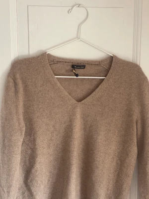 KASHMIRTRÖJA  - En tröja från massimodutti i 100% Kashmir. I jättefint skick!!