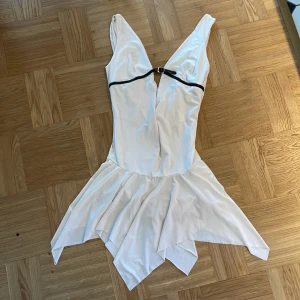 Sommarklänning  - Superfin sommarklänning obs har en liten fläck se sista bilden