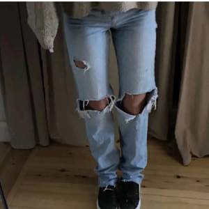 Skit snygga jeans med slitningar i storlek 36 🩷