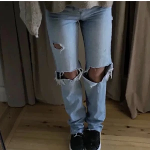 Blåa slitna jeans - Skit snygga jeans med slitningar i storlek 36 🩷