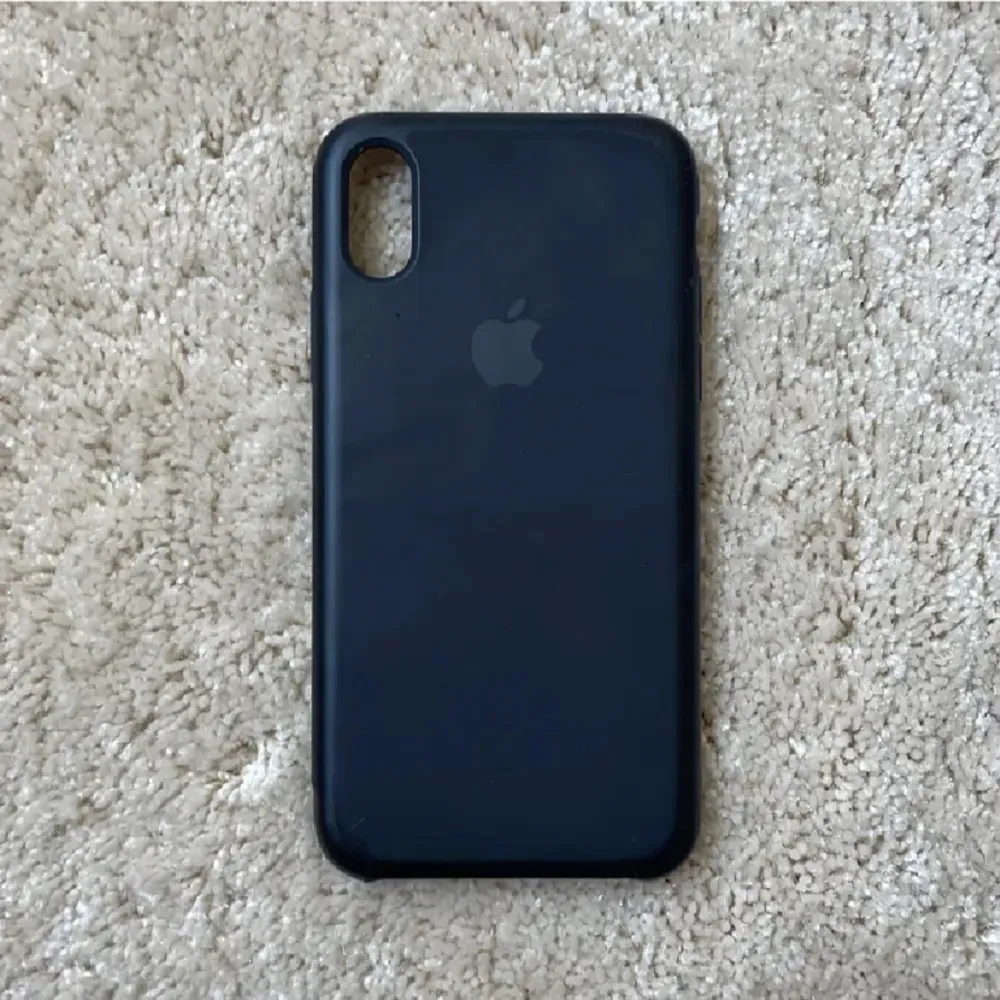 Så fint svart mobilskal i silikon,  ifrån Apples egna märke🫶🏻 I fint skick förutom att en liten bit i vänstra hörnet lossnat (bild 3), därav priset🫶🏻 passar iPhone X! köparen står för frakt 14kr💌. Accessoarer.