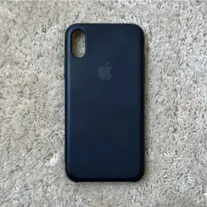 Så fint svart mobilskal i silikon,  ifrån Apples egna märke🫶🏻 I fint skick förutom att en liten bit i vänstra hörnet lossnat (bild 3), därav priset🫶🏻 passar iPhone X! köparen står för frakt 14kr💌