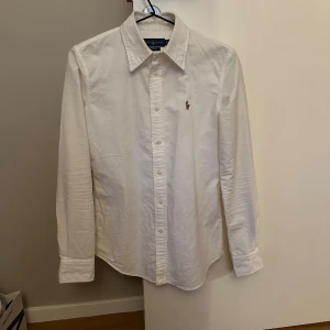Ralph lauren skjorta  - Säljer min Ralph lauren skjorta då den inte används, använt fåtal gånger. Slimfit passform. nypris 1695kr.