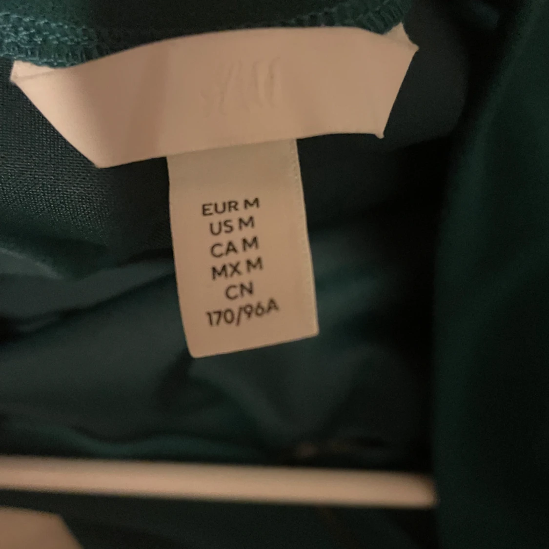 Mörk grön klänning med öppen rygg - 91