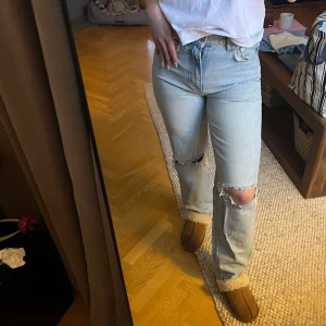 Jeans  - Säljer dessa jeans med hål i från Gina tricot! Högmidjade och snygga till det mesta 💅🏽