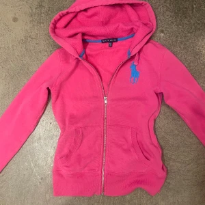 Ralph Lauren zip up  - Knappt använd. storlek xs men passar s. Kom privat för fler frågor. 🩷🎀
