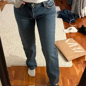 gina perfect jeans i low straight modell, endast använda ett fåtal gånger så fint skick. strl 36, nypris 500kr mitt pris 199kr💋