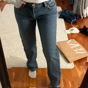 straight jeans  - gina perfect jeans i low straight modell, endast använda ett fåtal gånger så fint skick. strl 36, nypris 500kr mitt pris 199kr💋