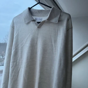 These Glory Days Tröja - Säljer denna stilrena tröja med krage från These Glory Days köpt på Volt! Den är i superior merino som är ett skönt material. Bara testad så helt i nyskick. Hör av dig vid fler frågor eller funderingar!