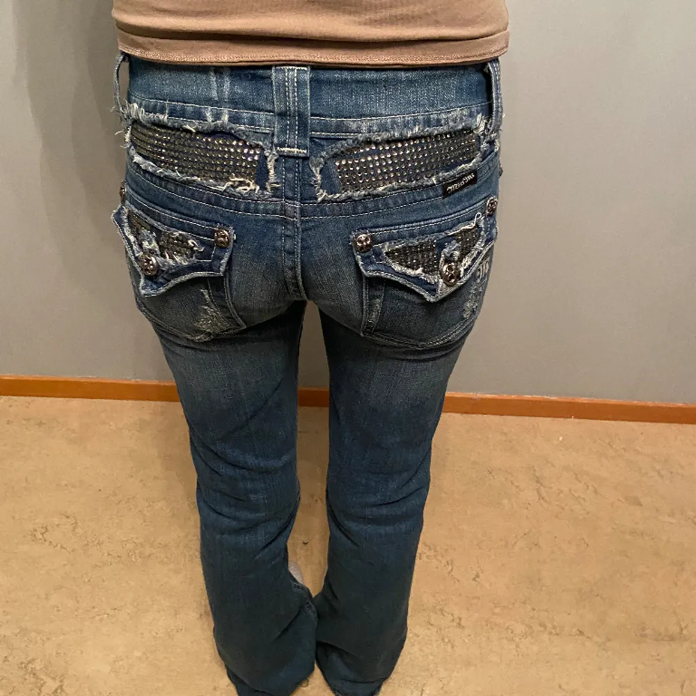 storlek 26 på lappen  Modellen på bilden är 165cm och 78cm i innerbenslängden . Jeans & Byxor.