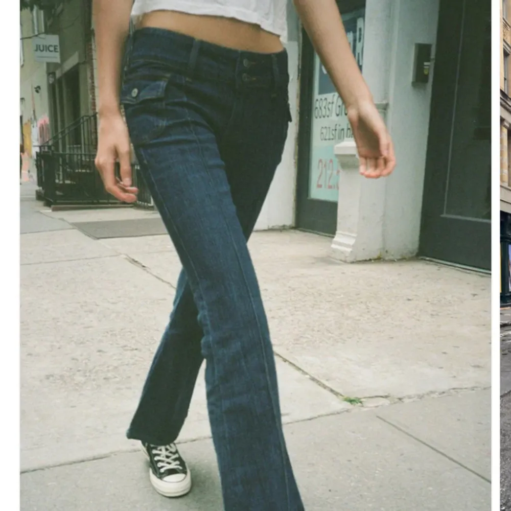 Säljer dessa snygga jeans från Brandy Melville. Utsvängda med coola fickor. Jeans & Byxor.