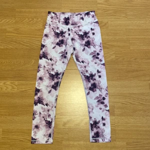 Blommiga leggings - Jättefina tights, snöre finns ifall de är stora, jättesköna, använt en gång