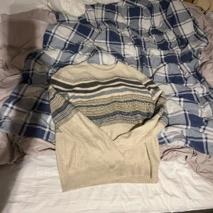 Stickad randig crewneck - Stickad crewneck med randigt mönster som är både väldigt skön o cool design. Använd typ 2 ggr men köpt second hand. 