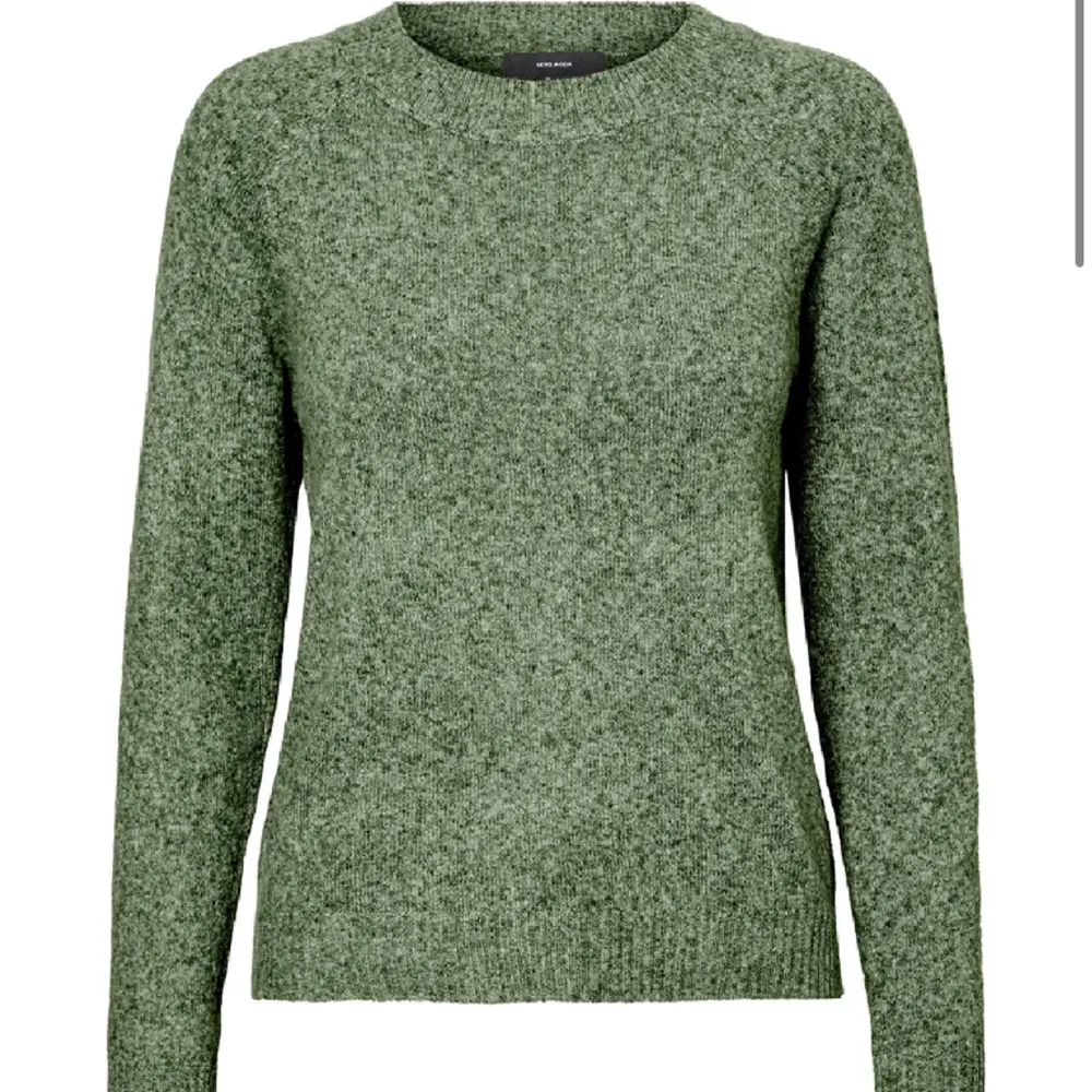 Grön stickad tröja från Vero Moda som är slutsåld i nästan alla storlekar❣️endast använts ca 2 gånger men säljer för hälften av priset. Inte alls stixig. Stickat.