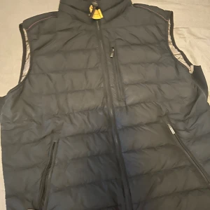 Parajumpers väst - Västen är använd en säsong men är i fint skick