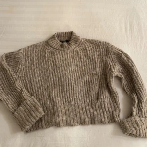 Stickad tröja - Från gina, endast använd vid få tillfällen 🤍