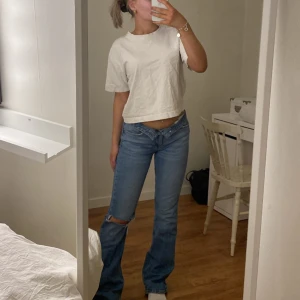 Trekvarts tröja  - Säljer denna fina trekvartströja ifrån Gina tricot!🤍köpt här på Plick och har aldrig kommit till användning! Finns en liten fläck (skriv för bild)! Vill bara bli av med så skriv för eget pris!🤍