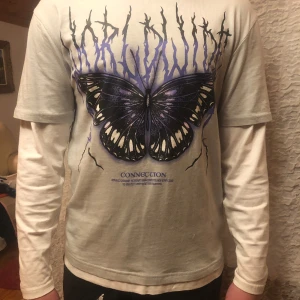 Cyber y2k longsleeve - Säljer en fet longsleeve. Säljer pga att den är lite för liten och jag inte använder den så ofta. Den är i bra skick. Storlek mellan M och L