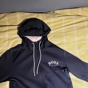  Hugo boss hoodie - Säljer min Hugo boss tröja i bra skick, storlek M, billigare vid smidig affär💯