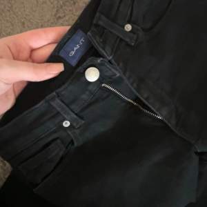 Gant jeans, superfina men väldigt små. Köpt för ca 1300 kr. Inte använda. W25/L32