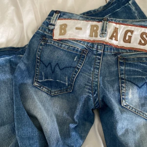 B-ragged jeans - Superfina b-ragged jeans i fint skick, älskar trycket där bak! W 30 L 40