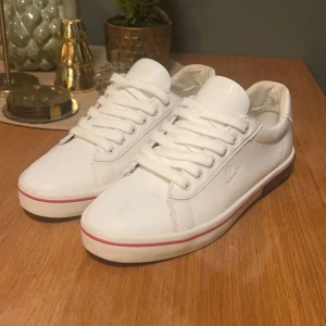 Gant Vita Sneakers  - Våriga Vita sneakers i skinn från Gant i storlek 40 Nyskick  Nypris: 1.899:-