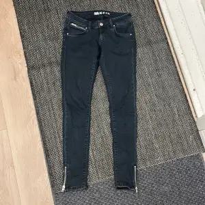 Supersnygga lågmidjade jeans i jättebra skick! Med dragkedjor som detaljer 